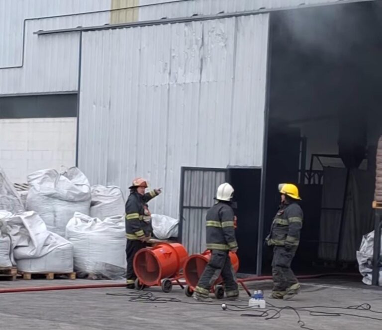 Incendio en el parque industrial de la ciudad