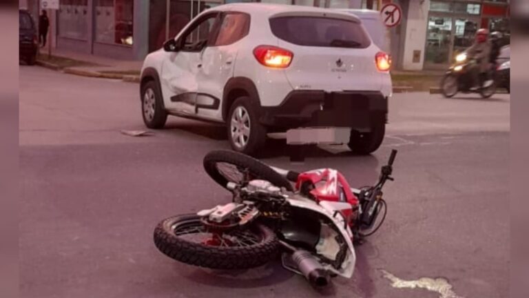 Un motociclista sufrió la fractura de fémur producto de un fuerte choque