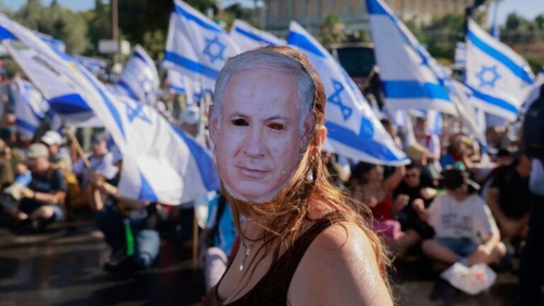 Israel aprueba controvertida ley que le quita poderes a la Corte Suprema en medio de masivas protestas