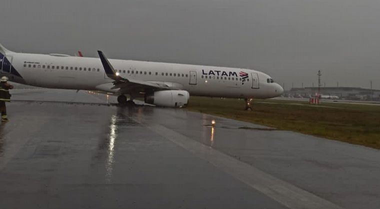 Un avión despistó al aterrizar en Florianópolis, Brasil