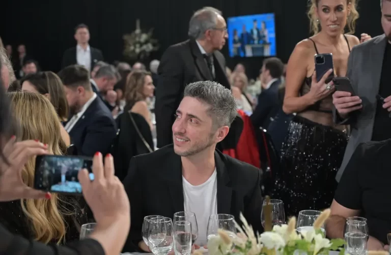Jey Mammon se quedó solo en la mesa de los Martín Fierro 2023: las impactantes fotos