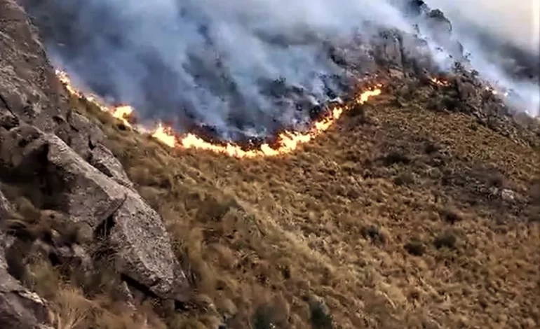  Bomberos combaten un importante incendio en el cerro Uritorco