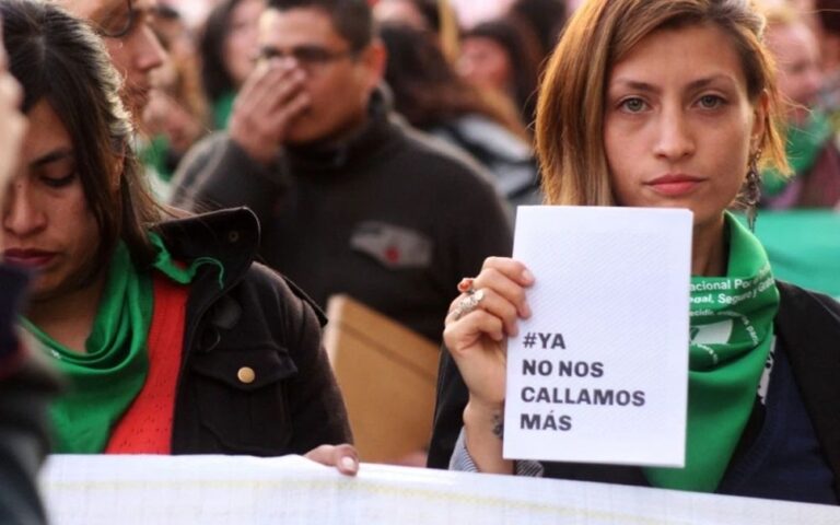 Una adolescente de 14 años denunció que fue abusada por seis varones