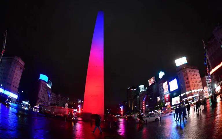 En homenaje a Favaloro iluminan monumentos y edificios de Buenos Aires