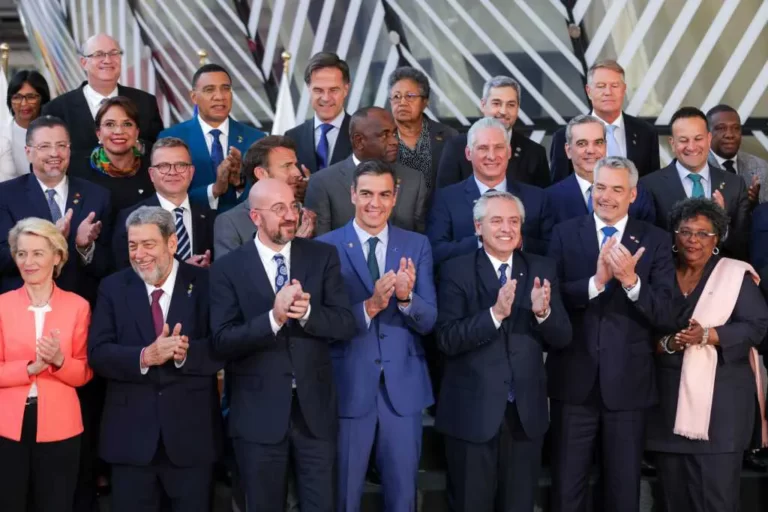 Bruselas: Fernández, Lula, Petro y Macron abordaron la crisis venezolna