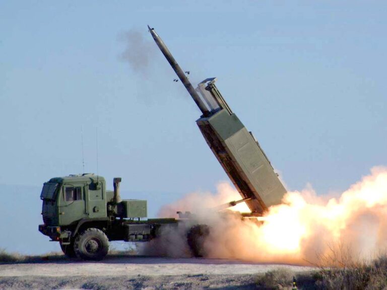 Un ataque ucraniano con el sistema de misiles HIMARS arrasó con un campo de entrenamiento ruso: reportan 200 muertos