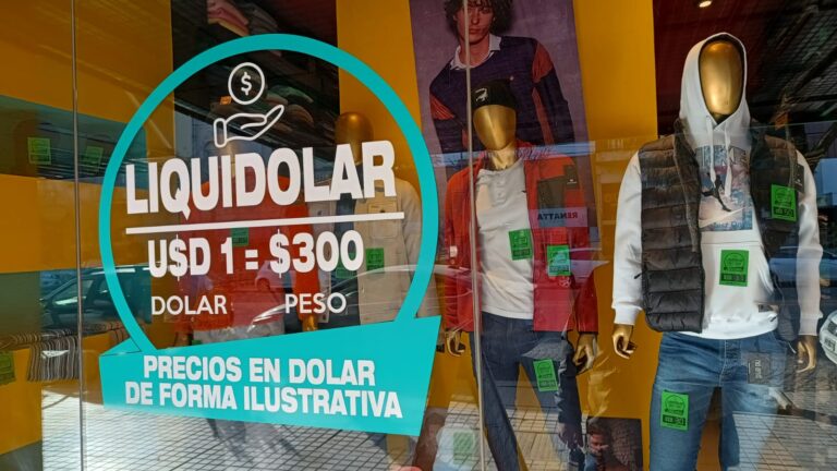 Locales comerciales exhiben sus precios en dólares
