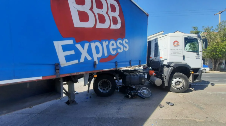 Una motocicleta acabó debajo de un camión