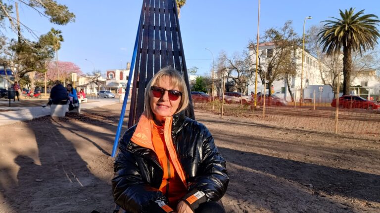 La felicidad de Nelli por la restauración del tobogán que creó su padre