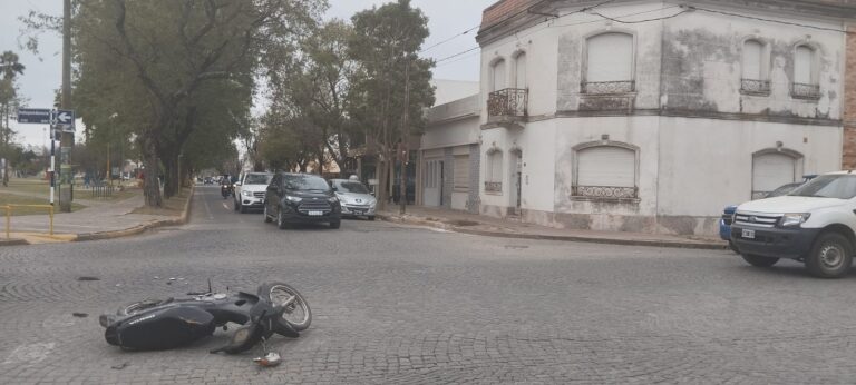Fuerte choque entre un automóvil y una moto en calles Pueyrredón e Independencia
