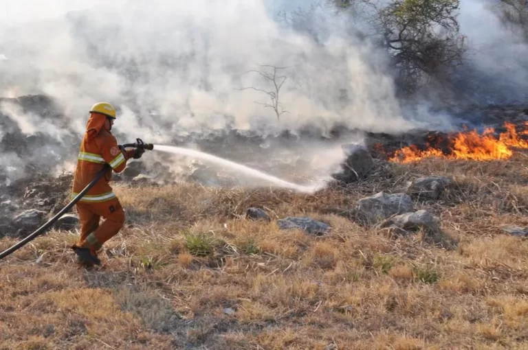 Combaten incendios en departamentos Colón, Punilla, Santa María y San Justo