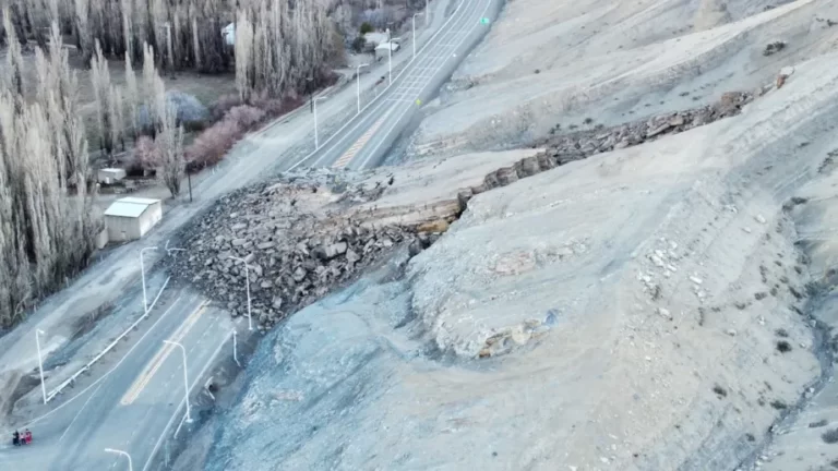 Cuatro personas heridas tras el desmoronamiento en un cerro de Neuquén