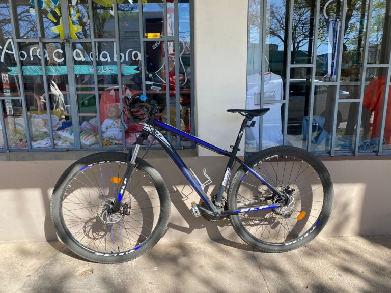 Una joven ciclista fue embestida por un automóvil