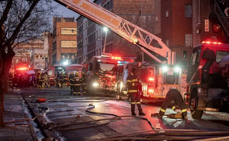 Incendio trágico en Johannesburgo: más de 70 muertos y 40 heridos