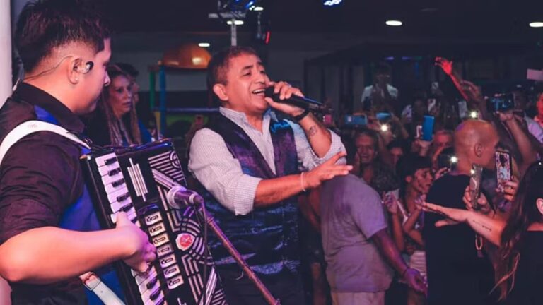 Quién era Huguito Flores, el referente de la cumbia santiagueña que murió en un accidente en la ruta junto a su esposa