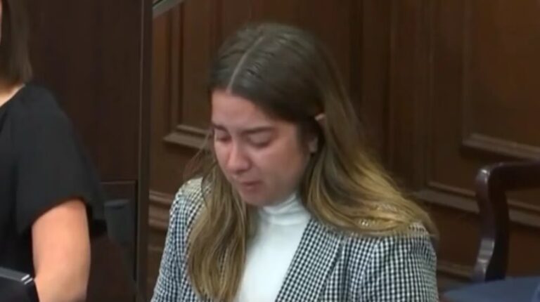 Una joven mató de 30 puñaladas a su mamá para que no se enterara de que la habían echado de la universidad