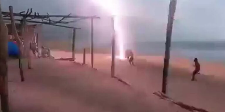 Tragedia en México: un rayo mató a una turista y un vendedor de hamacas en una playa