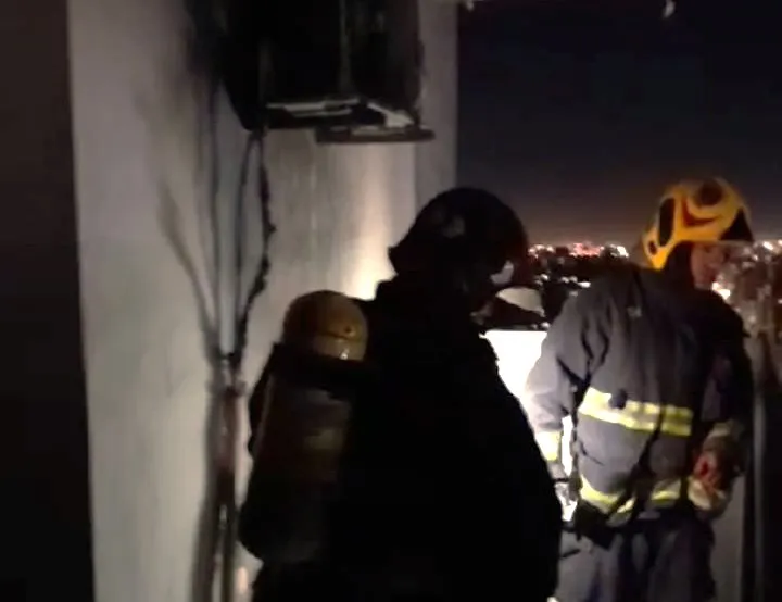 Bomberos sofocaron un incendio en el piso 21 de un edificio céntrico