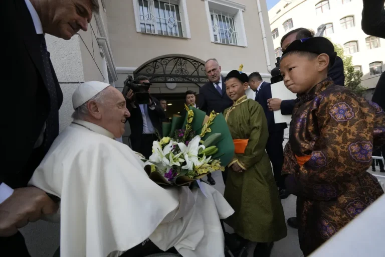 En su paso por Mongolia, el Papa criticó a los países que invierten en armas