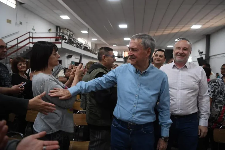 Schiaretti entregó créditos Vida Digna y del Banco de la Gente en Villa María