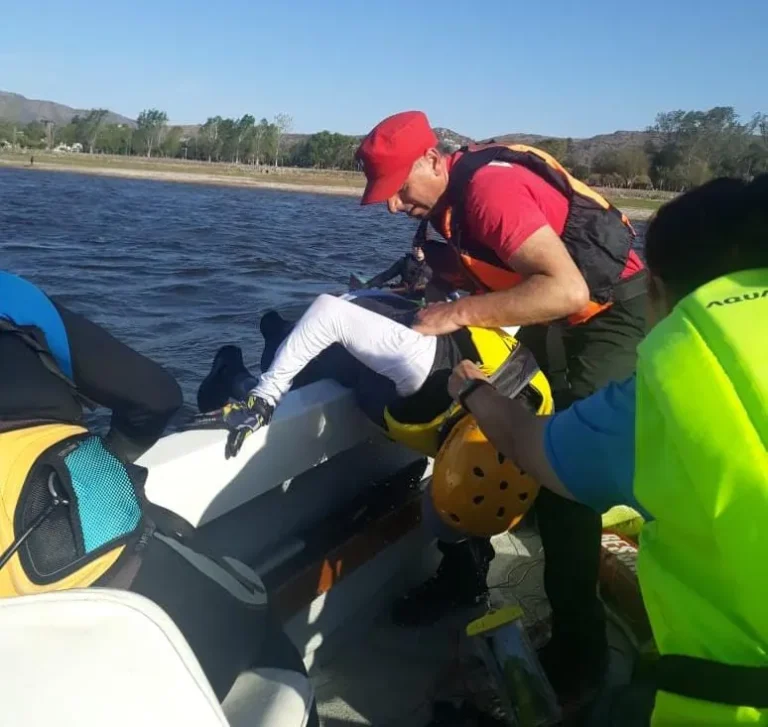 Carlos Paz: el DUAR rescató a un kitesurfista en el Lago San Roque