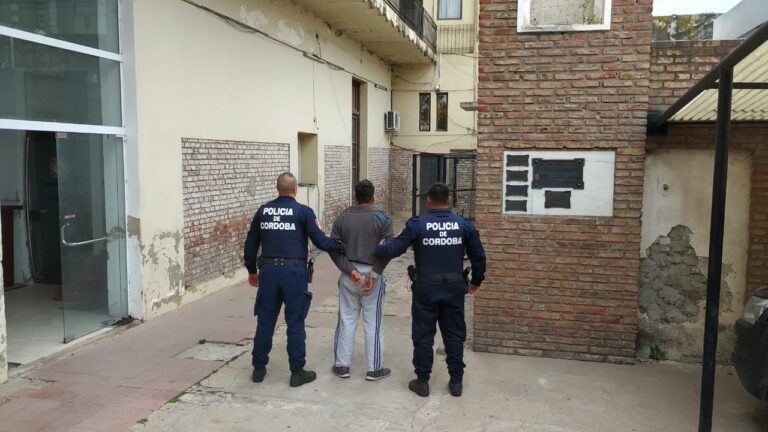 Tras discutir con su pareja, le robó el celular