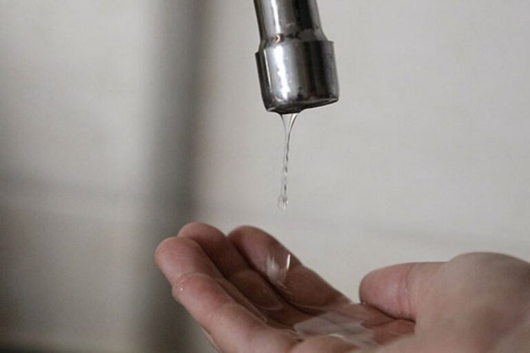Corte de agua en barrio Roca