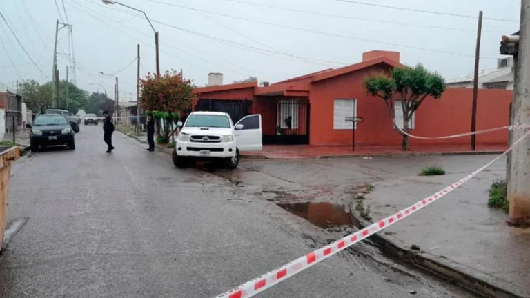 Crimen en barrio Comercial: hay un detenido y buscan a tres prófugos