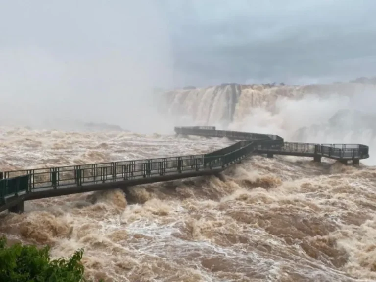 Cerraron el acceso a las Cataratas debido a una fuerte crecida del río Iguazú