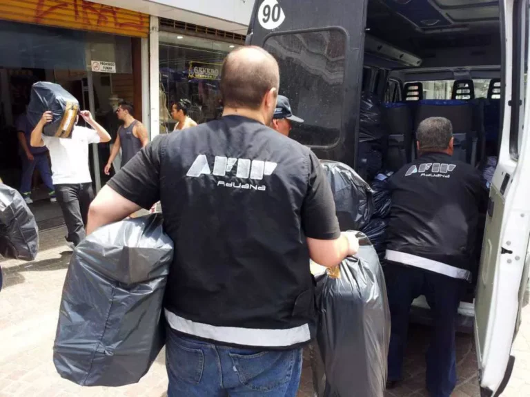 AFIP investiga a agencias de turismo por maniobras en compra de dólares