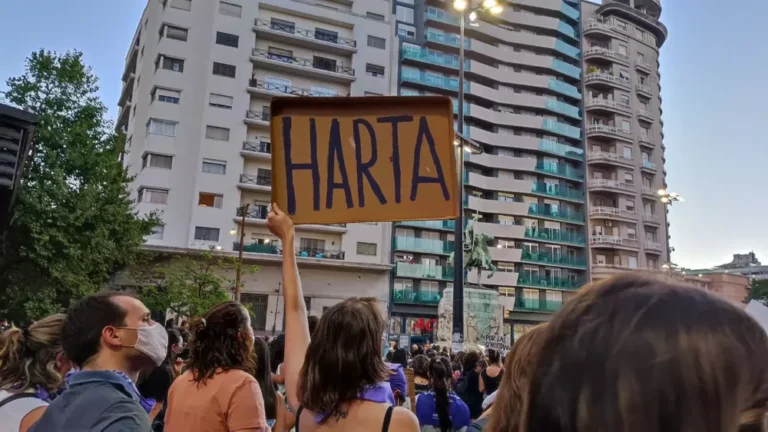 Femicidio en La Plata: asesinó a puñaladas a su pareja y se dio a la fuga