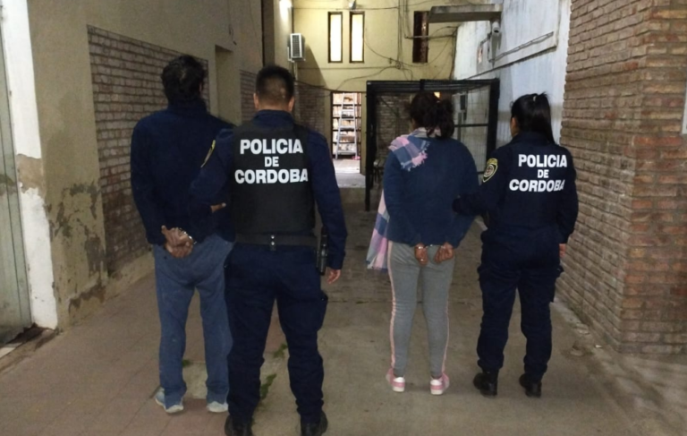 Pareja fue detenida por robar aberturas