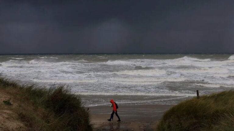 La tormenta Ciarán avanza sobre Europa y en Francia piden a la gente no salir