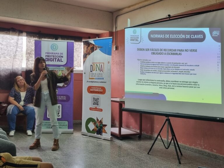 Se realizó un taller de protección digital para adolescentes y adultos