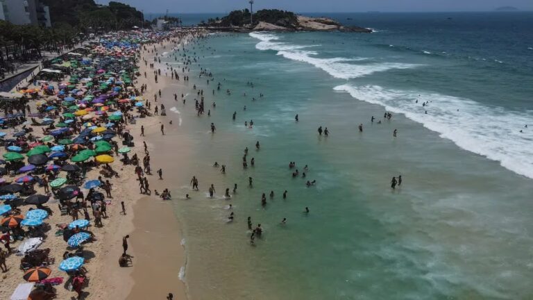 Río de Janeiro arde en primavera: la sensación térmica superó los 50°C y los brasileños llenaron las playas