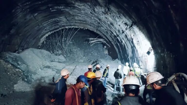Operativo en la India: intentan rescatar a 40 trabajadores que quedaron atrapados tras el derrumbe de un túnel