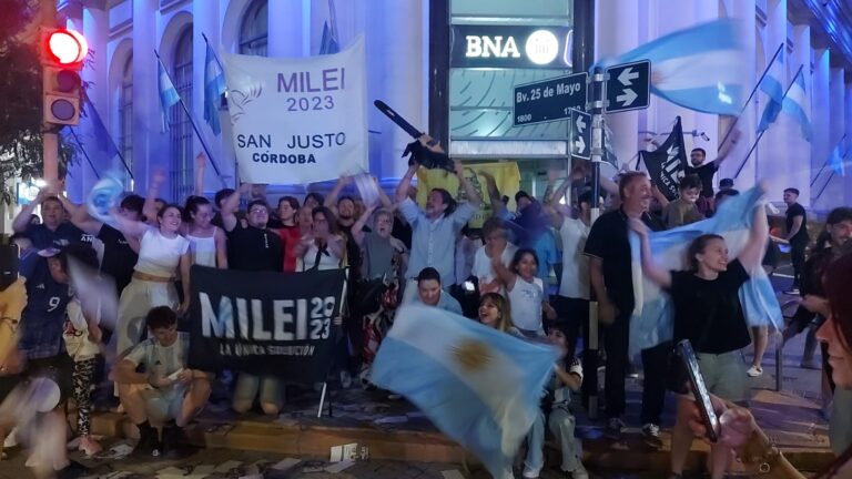 Los Libertarios festejaron en la Plaza Cívica el triunfo de Milei