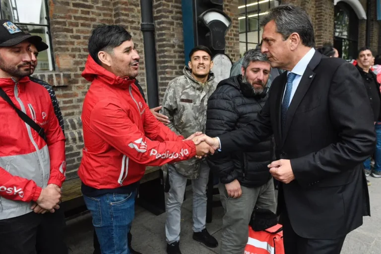 Massa anunció el lanzamiento del seguro gratuito para trabajadores de delivery