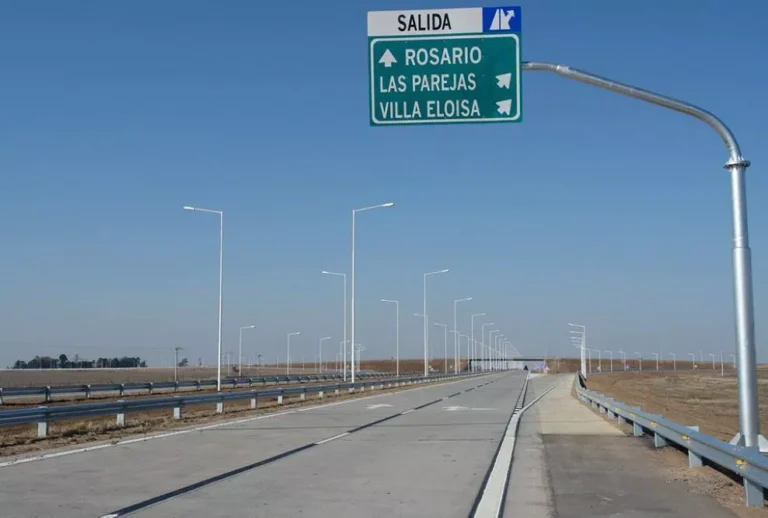 Murió una mujer tras choque entre un auto y un camión en Autopista Córdoba-Rosario