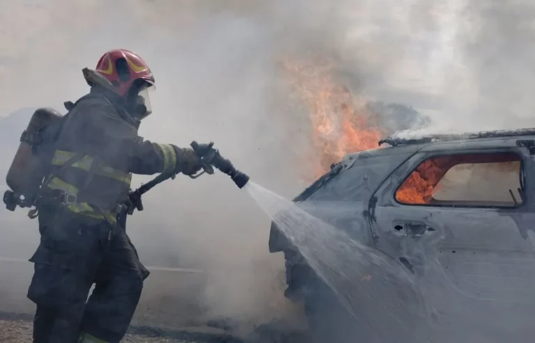 Un auto se incendió por completo en la Variante Juárez Celman: no hubo heridos
