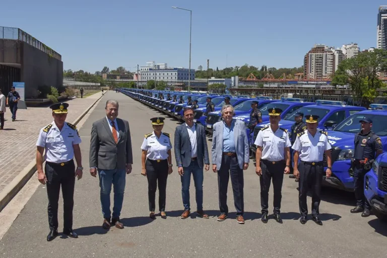 La Provincia entregó 150 camionetas a la Policía para patrullaje y prevención