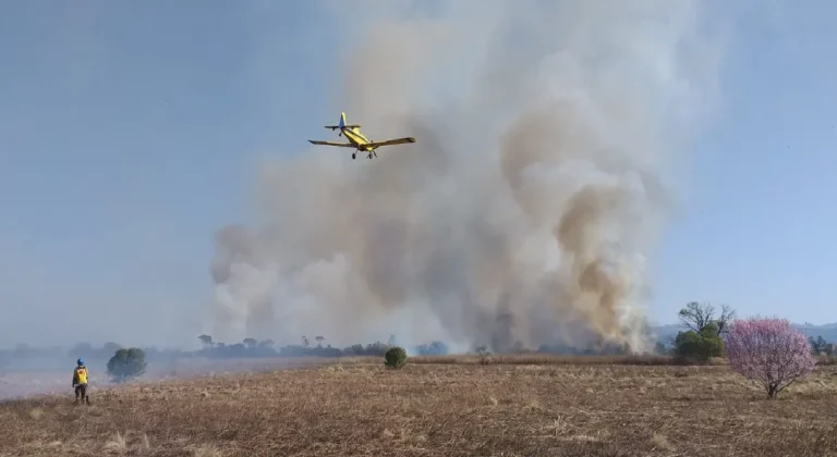 Con aviones y helicóptero, continúa el combate del incendio en San Pedro Viejo