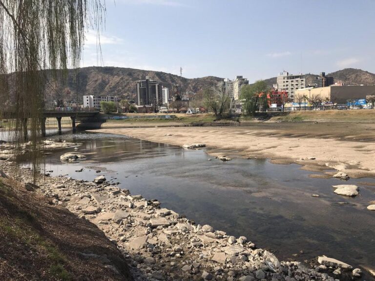 Crisis hídrica: Carlos Paz en alerta roja para el consumo de agua y con cortes de servicio