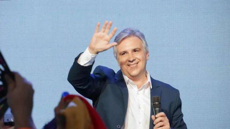 Nombre por nombre: Llaryora definió el nuevo gabinete provincial