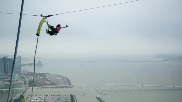 Un turista de 56 años pagó 350 dólares para hacer el salto en bungee más alto del mundo y murió