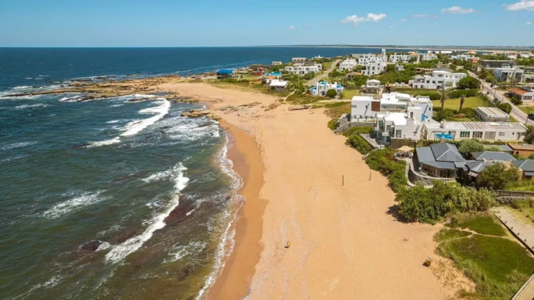 Macabro hallazgo en Uruguay: encontraron dos manos y huesos en descomposición en una playa de José Ignacio