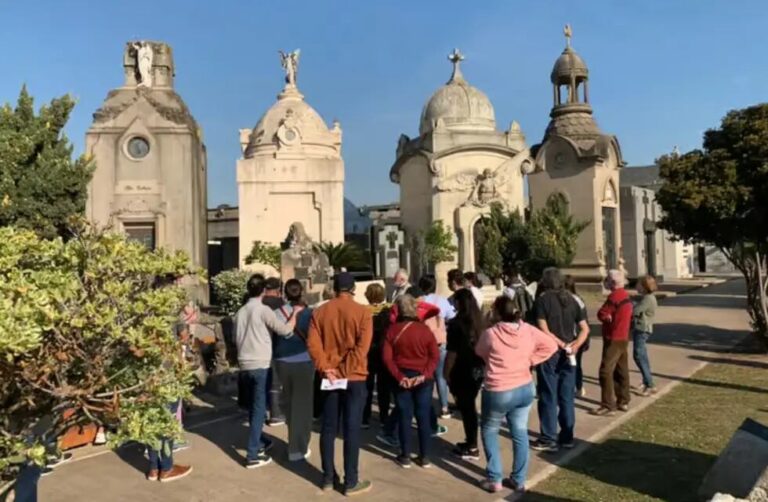 Última visita guiada al cementerio por el Archivo Gráfico