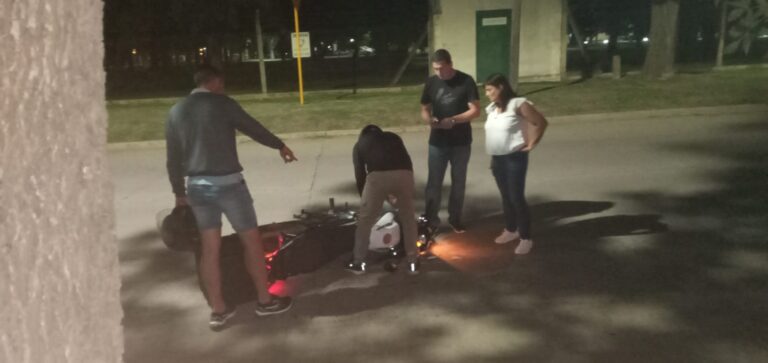 Accidente entre un auto y una motocicleta
