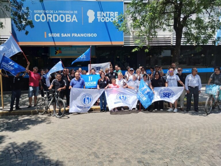 Gremios estatales provinciales se concentraron en la Plaza Cívica en rechazo a la suba de aportes