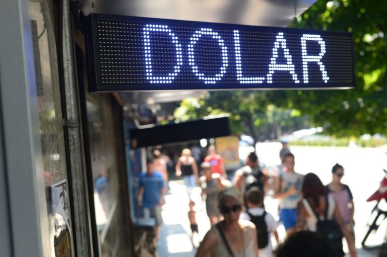 Ya opera la devaluación del peso y el dólar cotiza más caro que el precio fijado por Caputo